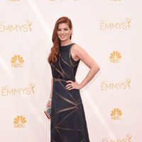 Debra Messing en la red carpet de los Emmys 2014