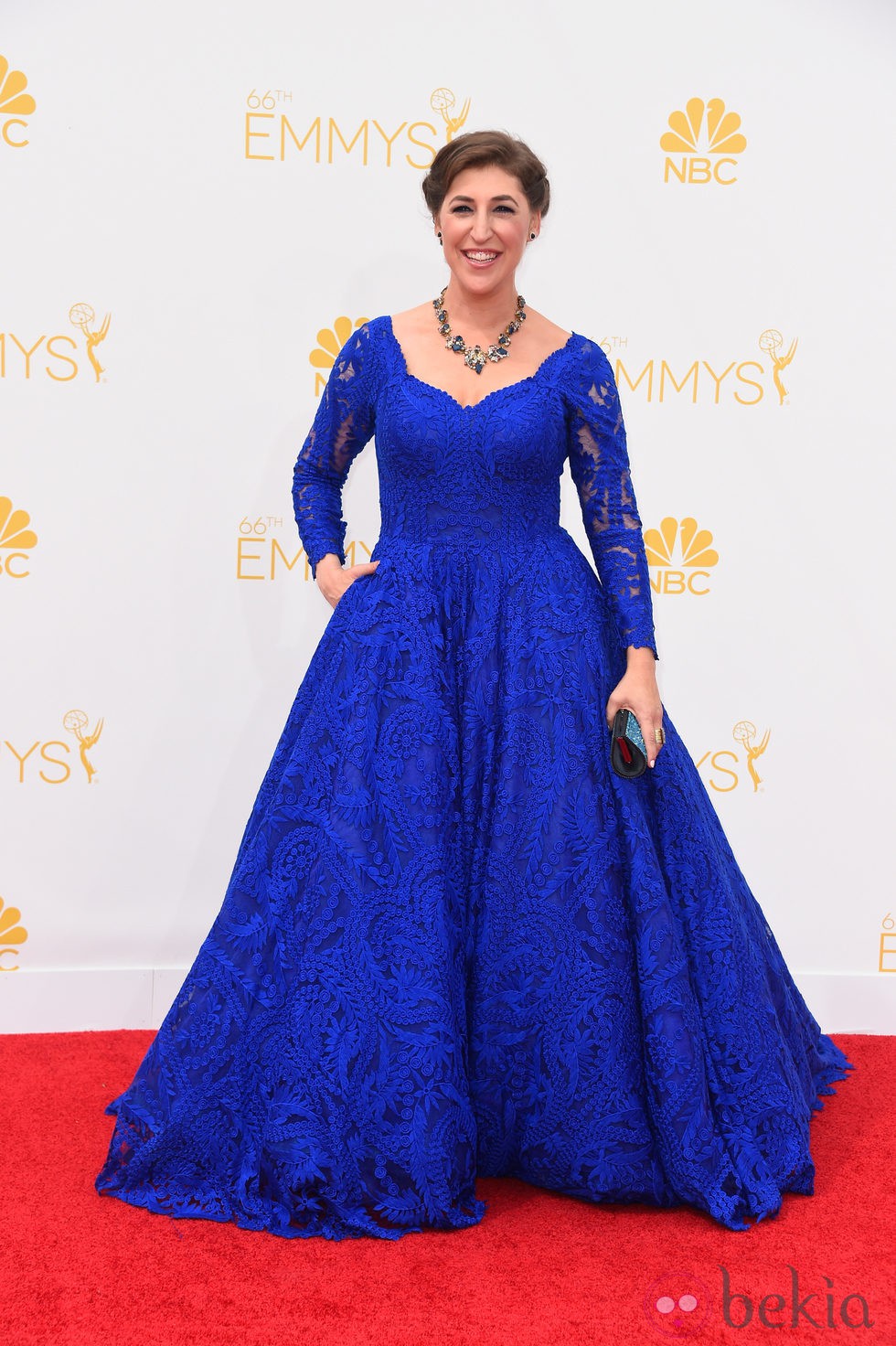 Mayim Bialik en la alfombra roja de los Emmy 2014