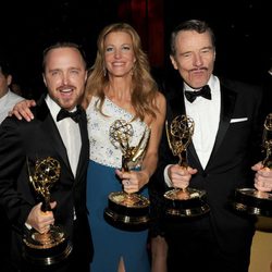 Aaron Paul, Anna Gunn y Bryan Cranston en los Premios Emmy 2014
