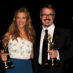 Anna Gunn y Vince Gilligan en los Premios Emmy 2014