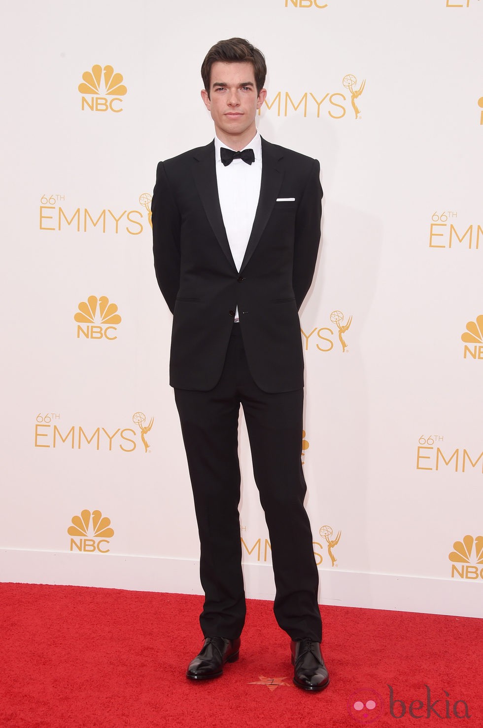 John Mulaney en la alfombra roja de los Premios Emmy 2014