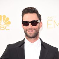 Adam Levine en la alfombra roja de los Premios Emmy 2014
