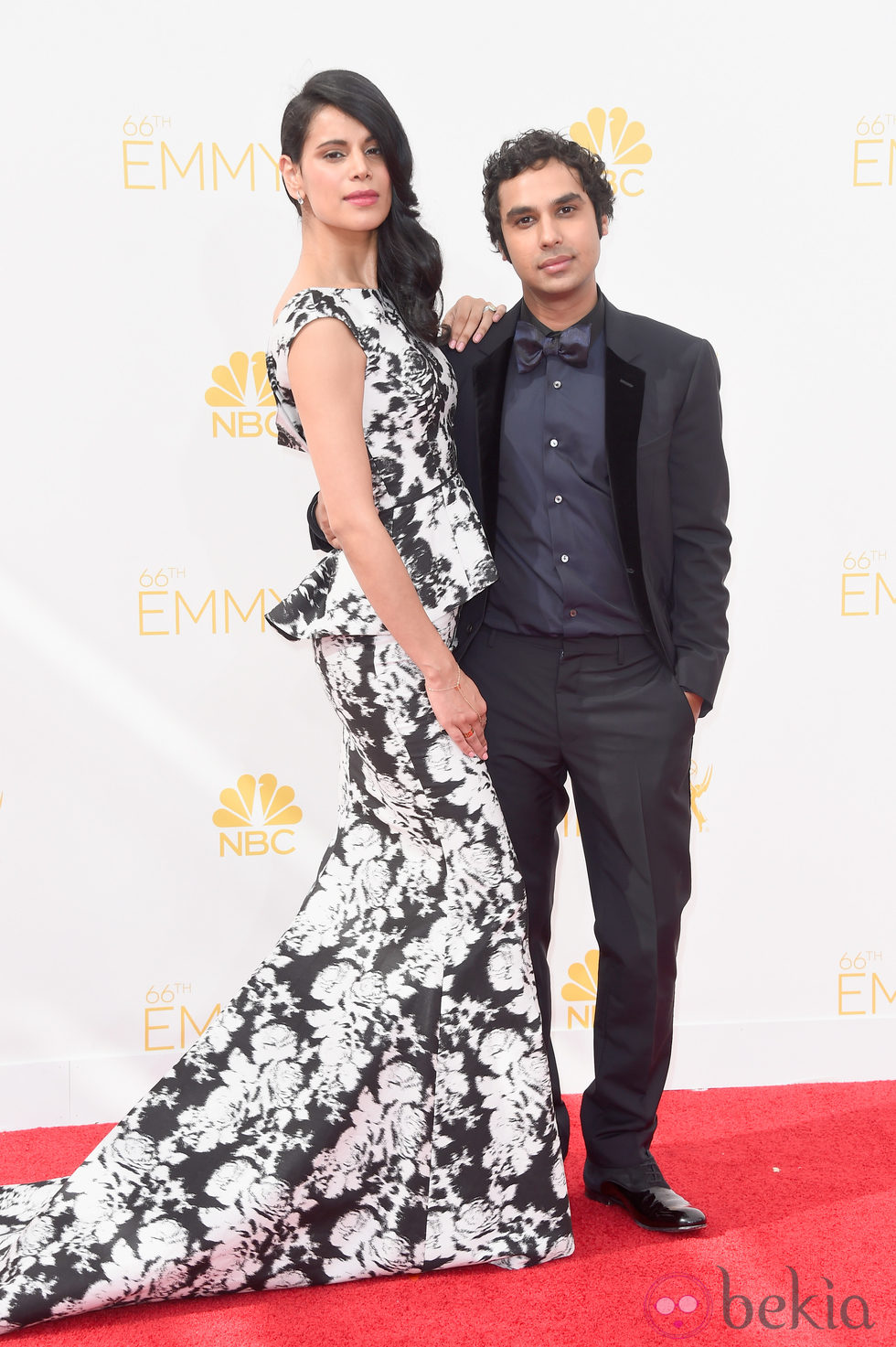 Kunal Nayyar y Neha Kapur en la alfombra roja de los Premios Emmy 2014