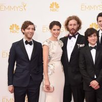 Thomas Middleditch, Amanda Crew, T.J. Miller, Josh Brener, Zach Woods y Kumail Nanjiani en la alfombra roja de los Premios Emmy 2014