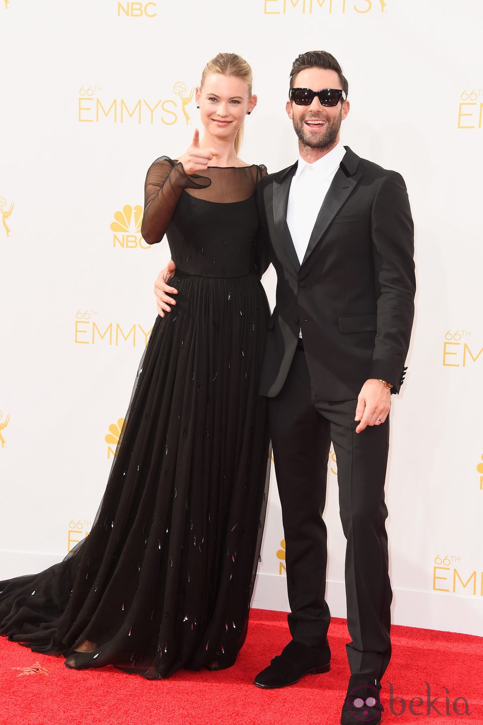 Behati Prinsloo y Adam Levine en la alfombra roja de los Premios Emmy 2014