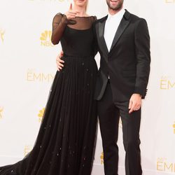 Behati Prinsloo y Adam Levine en la alfombra roja de los Premios Emmy 2014
