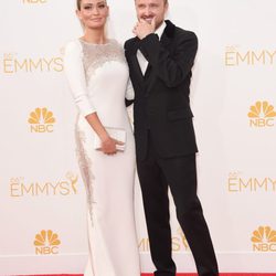 Aaron Paul y Lauren Parsekian en la alfombra roja de los Premios Emmy 2014