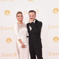 Aaron Paul y Lauren Parsekian en la alfombra roja de los Premios Emmy 2014