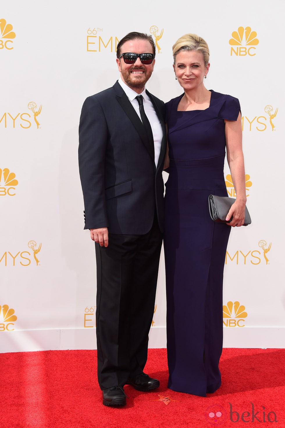 Jane Fallon y Ricky Gervais en la alfombra roja de los Premios Emmy 2014