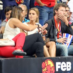 Amaia Salamanca y Eloy Azorín en el partido de baloncesto entre España y Argentina