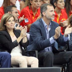 Soraya Sáenz de Santamaría y el Rey Felipe en el partido de baloncesto entre España y Argentina