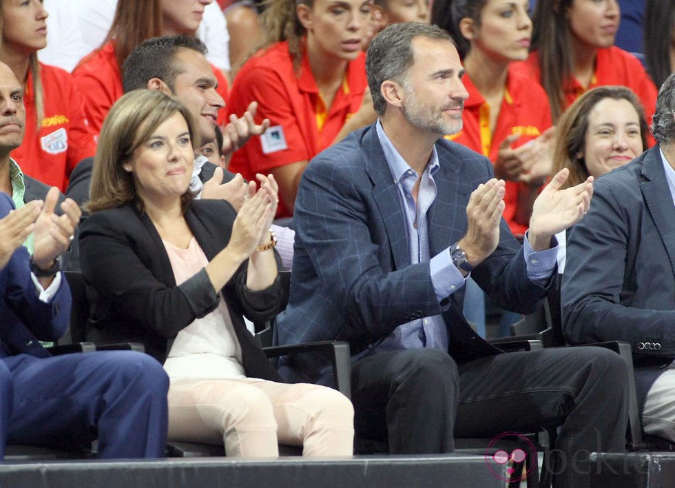 Soraya Sáenz de Santamaría y el Rey Felipe en el partido de baloncesto entre España y Argentina