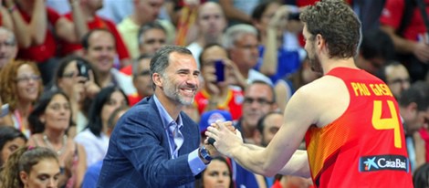 El Rey Felipe saluda a Pau Gasol en el partido de baloncesto entre España y Argentina