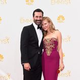 Jon Hamm y Jennifer Westfeldt en la alfombra roja de los Premios Emmy 2014
