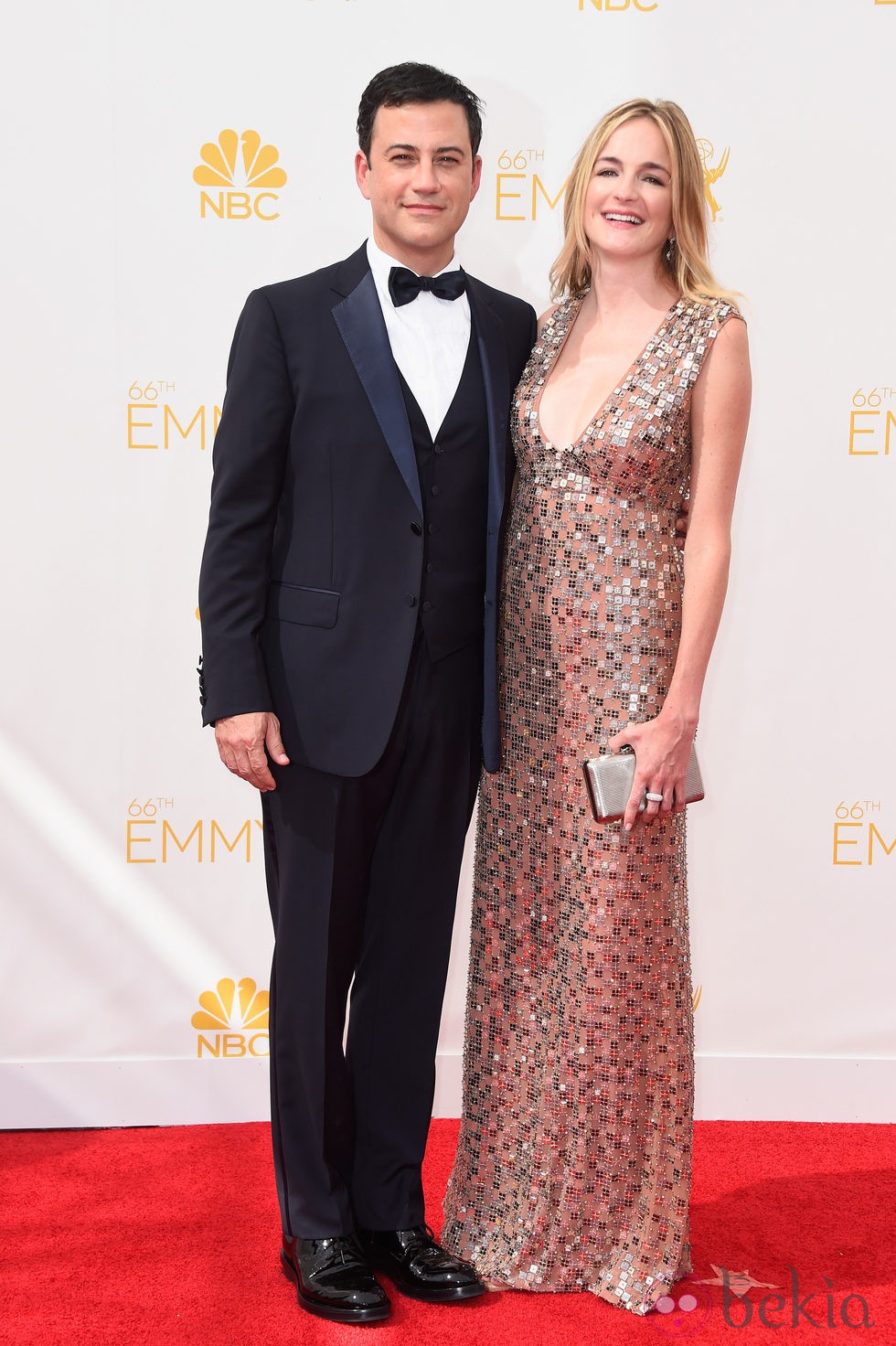 Molly McNearney y Jimmy Kimmel en la alfombra roja de los Premios Emmy 2014