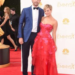 Kaley Cuoco y Ryan Sweeting en la alfombra roja de los Premios Emmy 2014