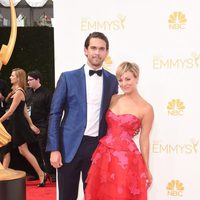 Kaley Cuoco y Ryan Sweeting en la alfombra roja de los Premios Emmy 2014