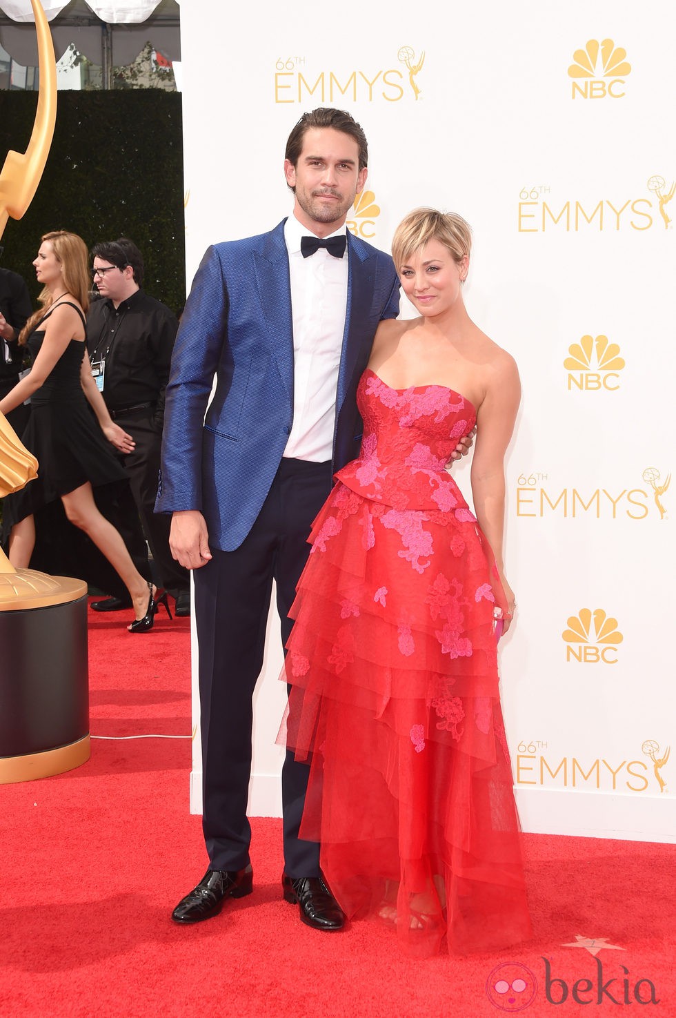Kaley Cuoco y Ryan Sweeting en la alfombra roja de los Premios Emmy 2014