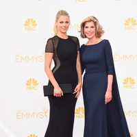 Christine Baranski y Lily Cowles posando en la la alfombra roja de los Premios Emmy 2014