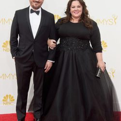 Melissa McCarthy y Ben Falcone en la alfombra roja de los Premios Emmy 2014