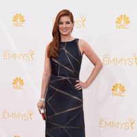 Debra Messing en la alfombra roja de los Premios Emmy 2014