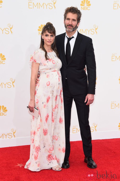Amanda Peet luce embarazo junto a David Benioff en la alfombra roja de los Premios Emmy 2014