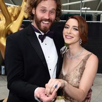 Kate Gorney y T.J. Miller lucen la alianza de prometidos en la alfombra roja de los Premios Emmy 2014
