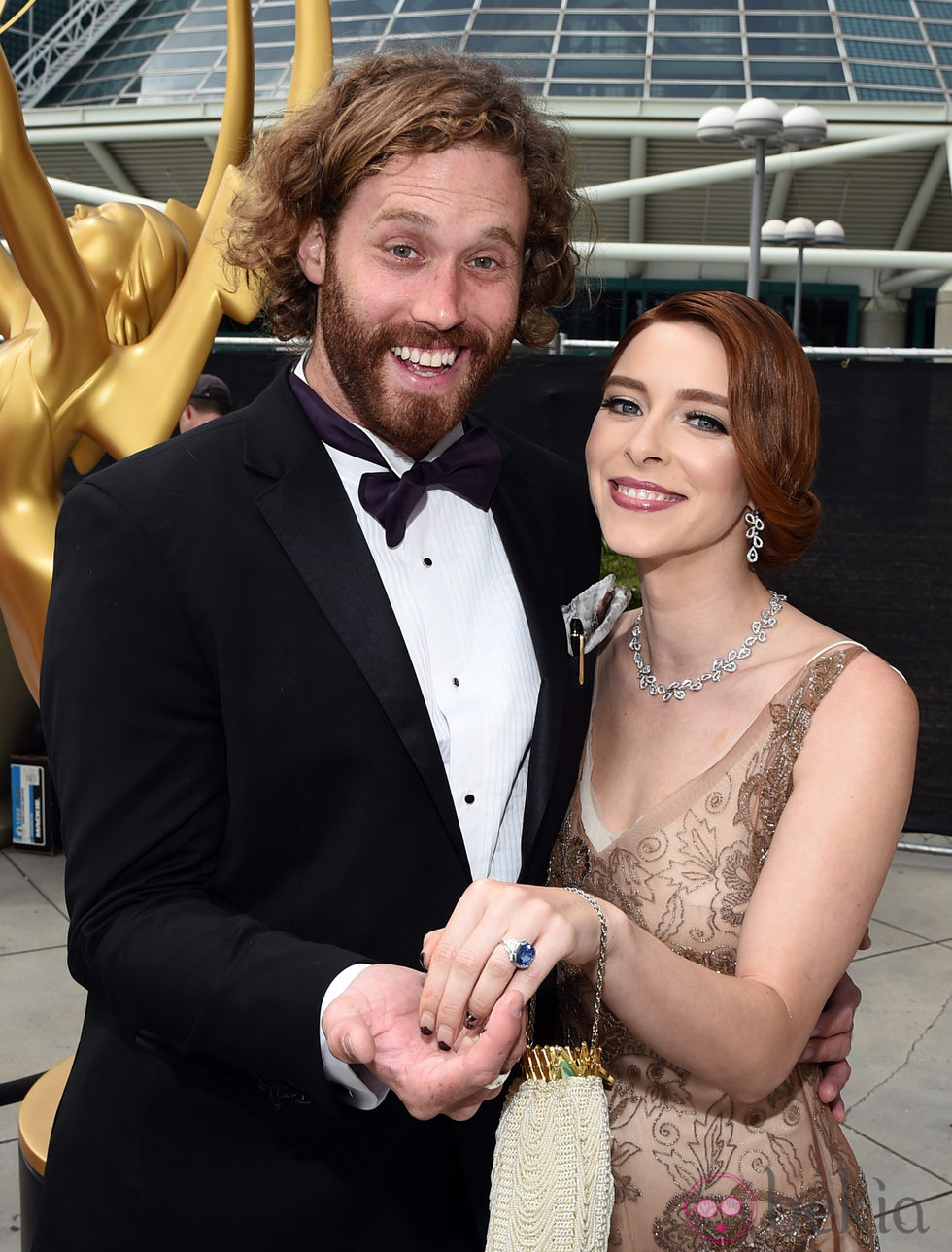 Kate Gorney y T.J. Miller lucen la alianza de prometidos en la alfombra roja de los Premios Emmy 2014