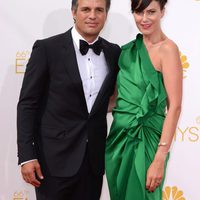 Mark Ruffalo y Sunrise Coigney en la alfombra roja de los Premios Emmy 2014