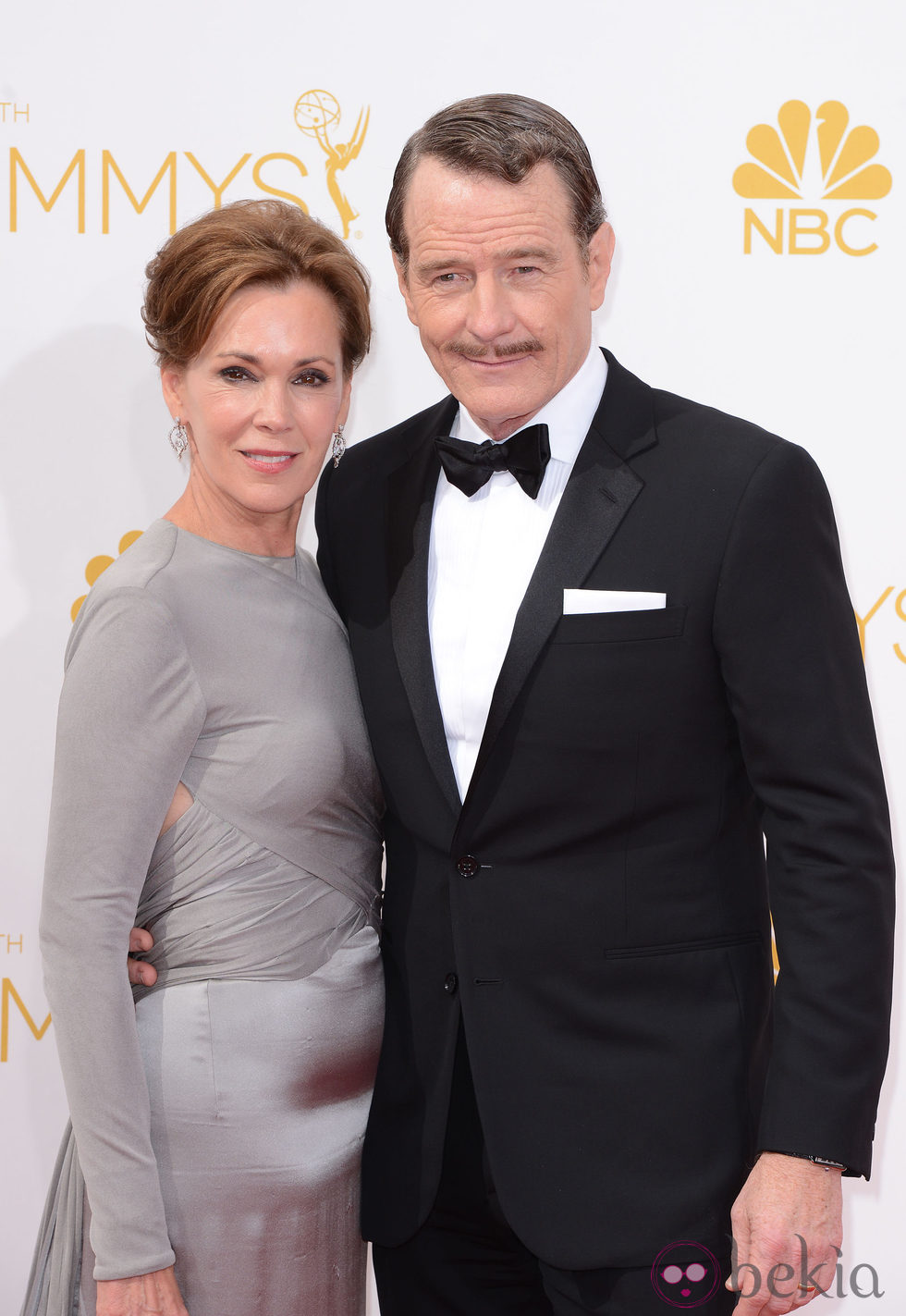 Bryan Cranston y Robin Dearden en la alfombra roja de los Premios Emmy 2014
