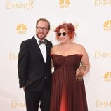 Christopher Noxon y Jenji Kohan en la alfombra roja de los Premios Emmy 2014
