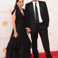 Catherine Rusoff y Ed O'Neill en la alfombra roja de los Premios Emmy 2014