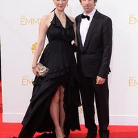 Simon Helberg y Jocelyn Towne en la alfombra roja de los Premios Emmy 2014