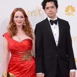Christina Hendricks y Geoffrey Arend en la alfombra roja de los Premios Emmy 2014