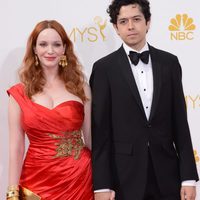 Christina Hendricks y Geoffrey Arend en la alfombra roja de los Premios Emmy 2014