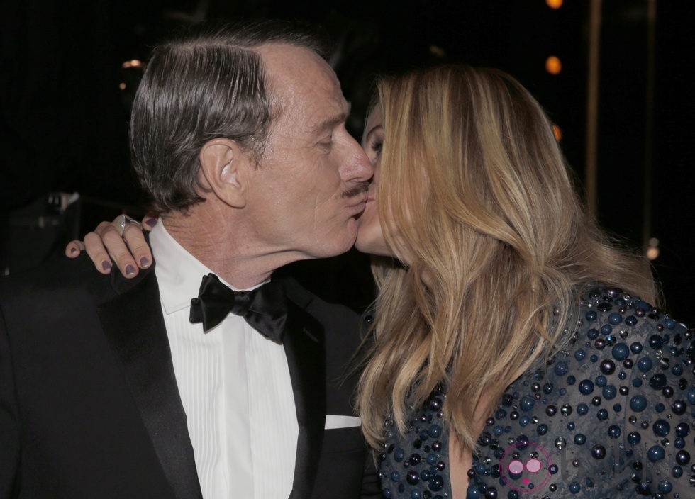 Bryan Cranston y Julia Roberts se besan en la gala de los Premios Emmy 2014