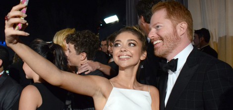 Jesse Tyler Ferguson y Sarah Hyland se hacen un selfie en la gala de los Premios Emmy 2014