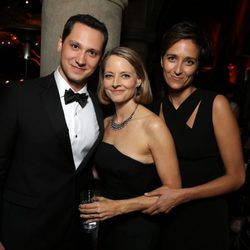 Matt McGorry, Jodie Foster y Alexandra Hedison en la fiesta de Netflix tras los Emmy 2014