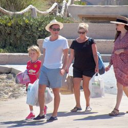 Liv Tyler con su hijo, su novio y la madre de Kate Moss en Formentera