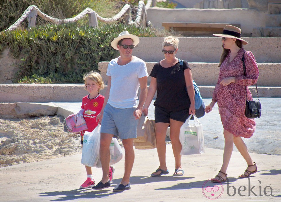 Liv Tyler con su hijo, su novio y la madre de Kate Moss en Formentera