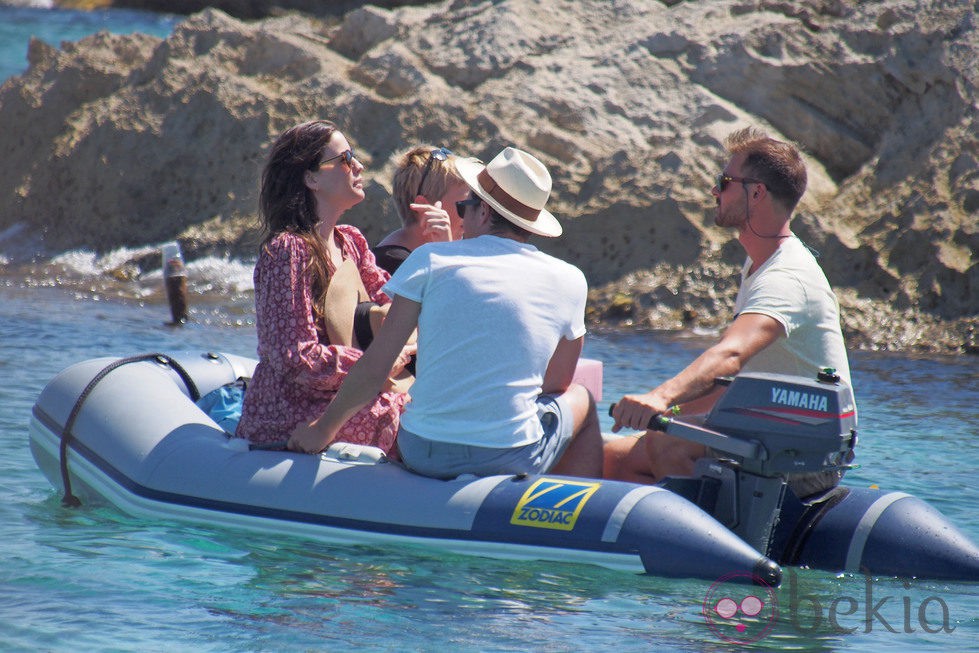 Liv Tyler en Formentera con su hijo, su novio y la madre de Kate Moss