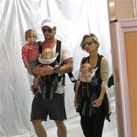 Elsa Pataky y Chris Hemsworth con sus tres hijos en el aeropuerto de Los Angeles