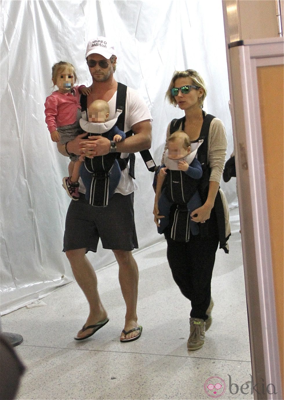 Elsa Pataky y Chris Hemsworth con sus tres hijos en el aeropuerto de Los Angeles