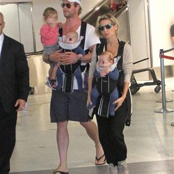 Elsa Pataky y Chris Hemsworth con sus hijos India, Tristan y Sasha en el aeropuerto de Los Angeles