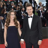 Edward Norton y Shauna Robertson en la ceremonia de apertura del Festival de Venecia 2014