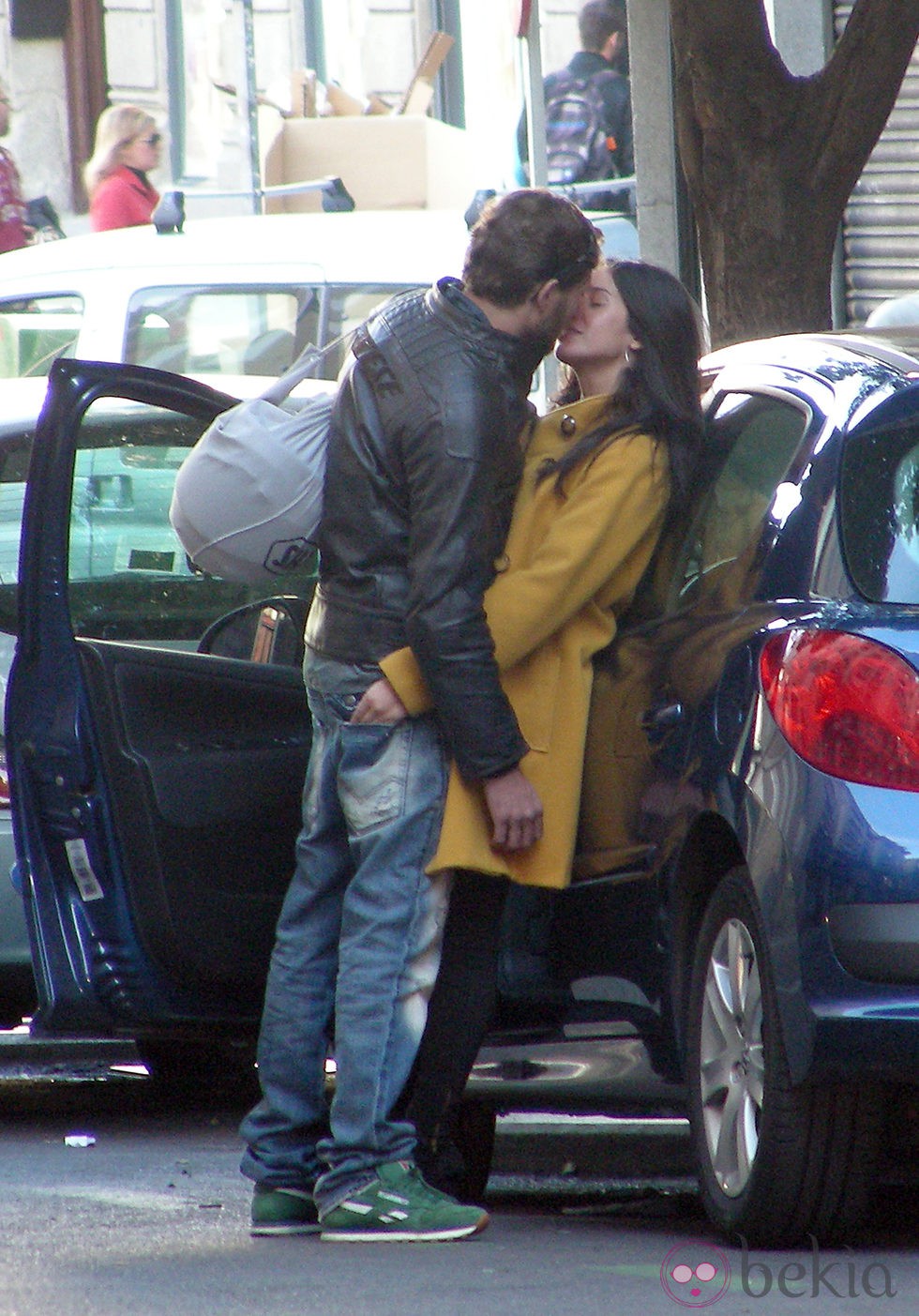Paula Prendes y su novio besándose