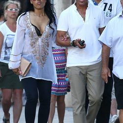 Lionel Richie y su novia paseando por Saint Tropez