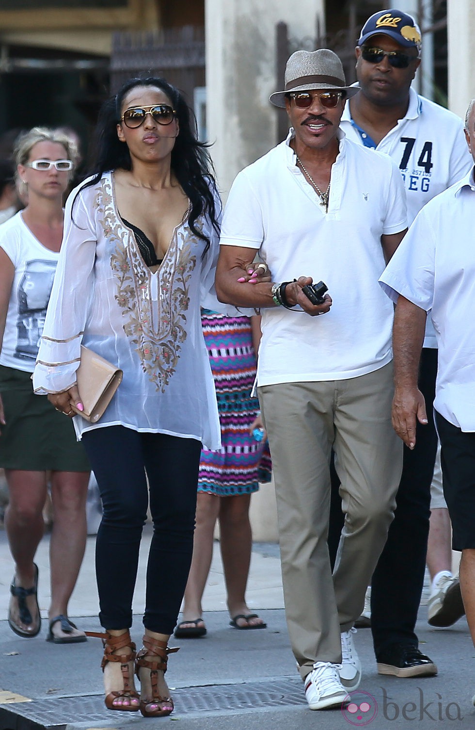 Lionel Richie y su novia paseando por Saint Tropez