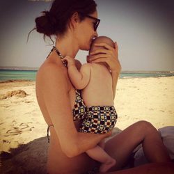 Eugenia Silva lleva por primera vez a la playa a su hijo Alfonso