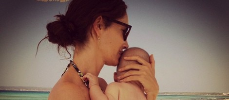 Eugenia Silva lleva por primera vez a la playa a su hijo Alfonso